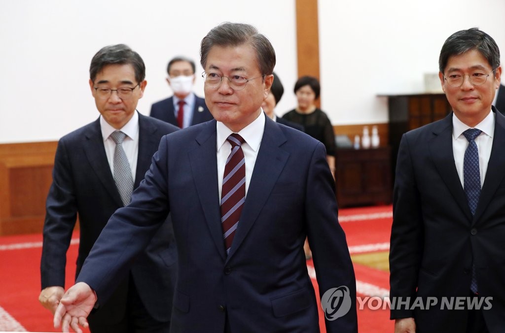 문 대통령, 신임 선관위 위원들과 함께