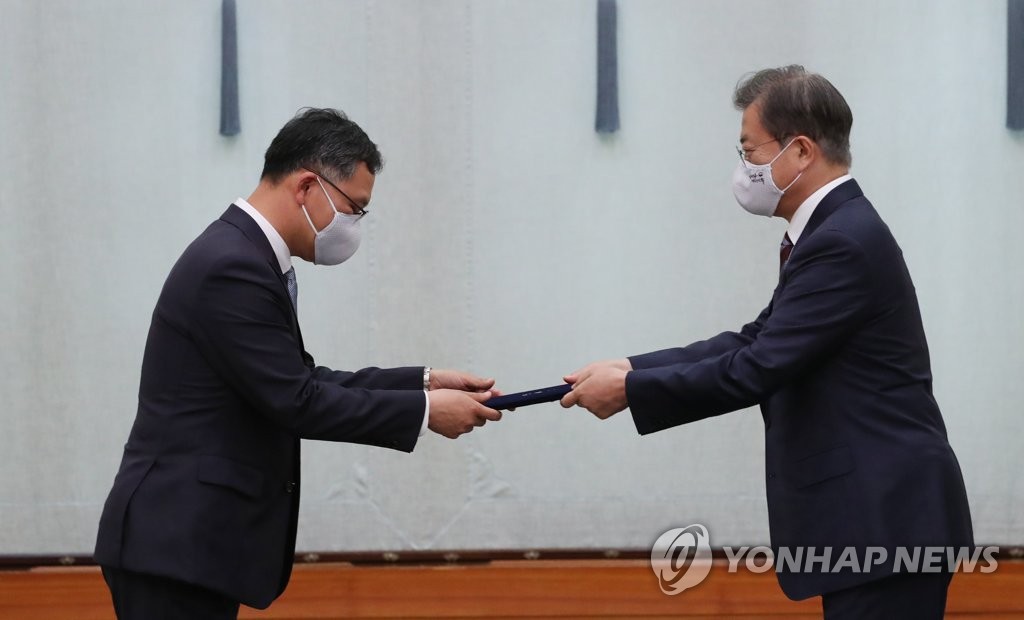 문 대통령, 주페루대사에게 신임장 수여