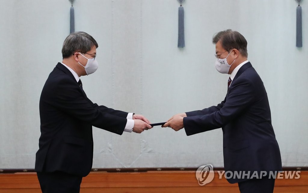 문 대통령, 주짐바브웨대사에게 신임장 수여