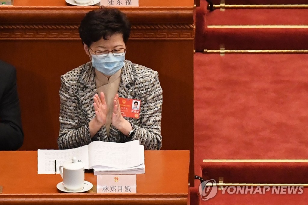 마스크 쓰고 중국 전인대 개막식 참석한 홍콩 행정장관