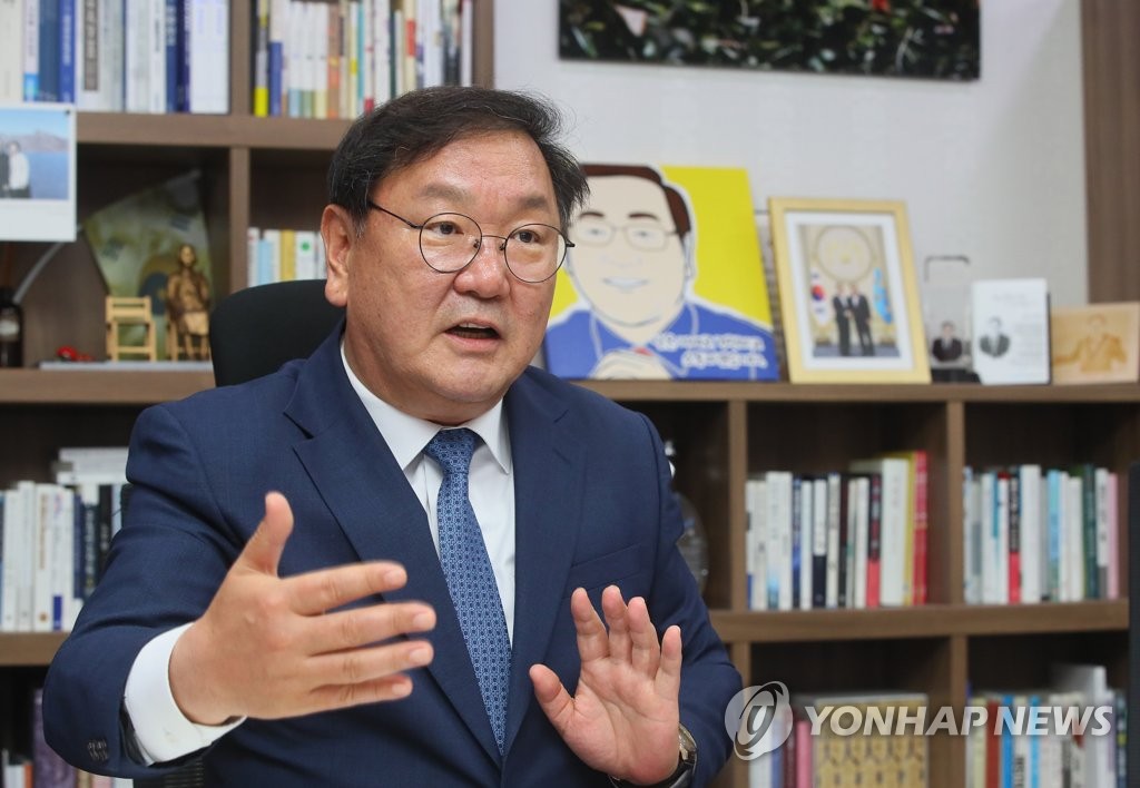 연합뉴스와 인터뷰하는 더불어민주당 김태년 원내대표