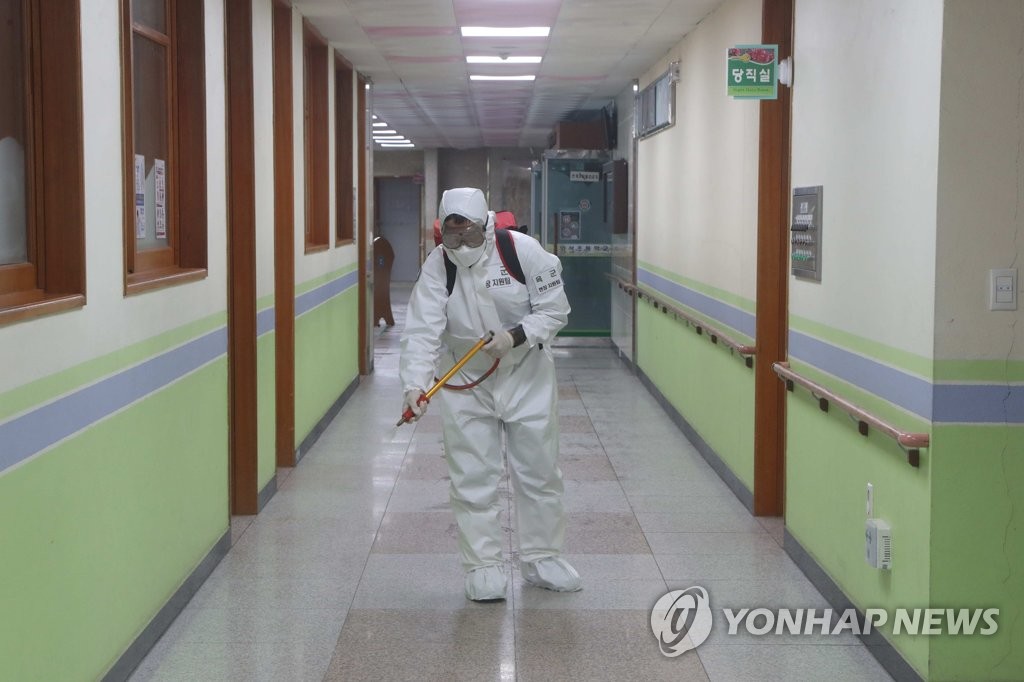 초등학교 방역 작업 나선 육군
