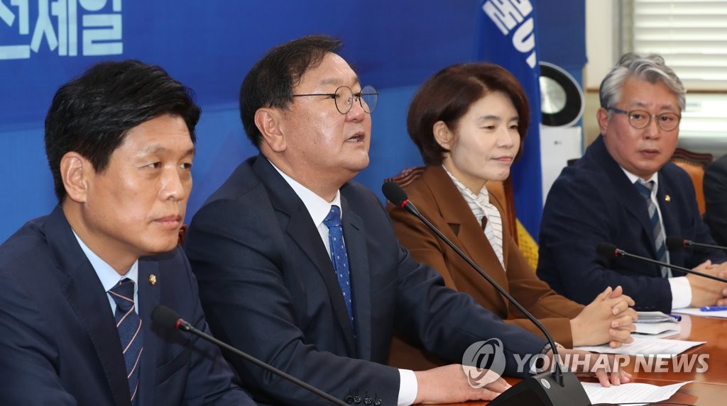 발언하는 김태년 원내대표