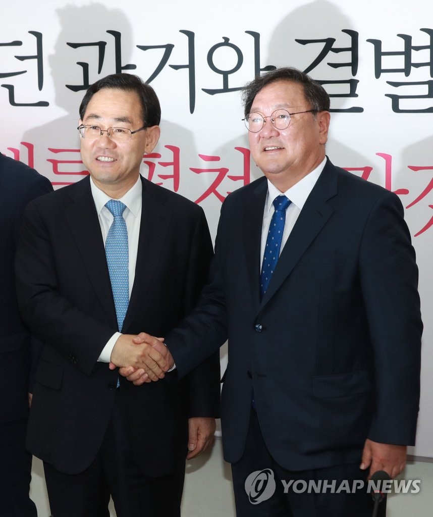 손잡은 김태년-주호영