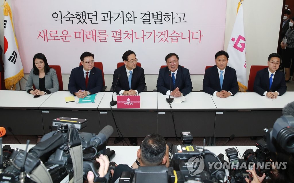 발언하는 김태년 원내대표
