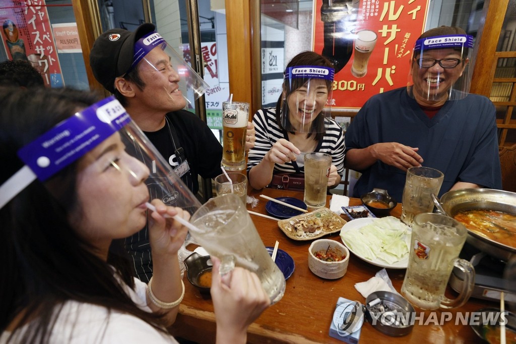 일본 코로나19 긴급사태 해제로 펍에 모인 시민들