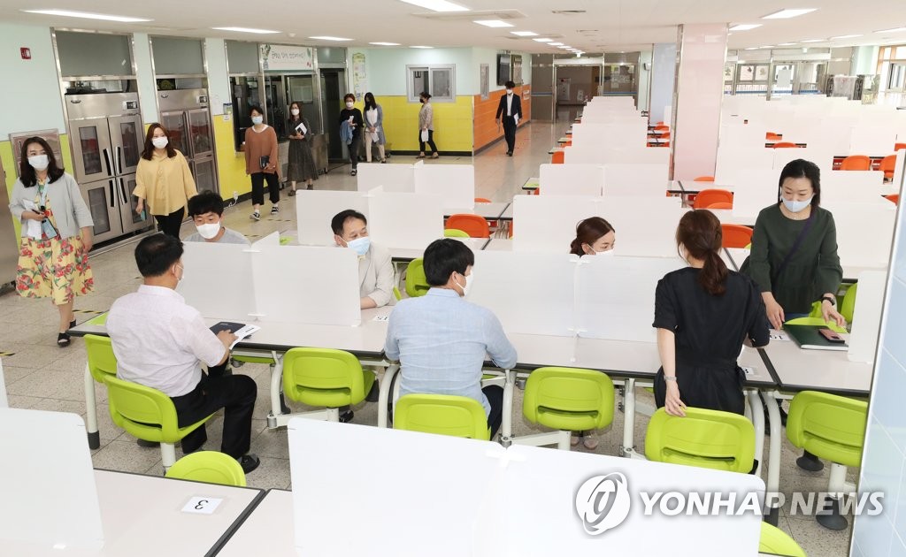등교 수업 앞둔 선생님들 잠시 '학생으로'