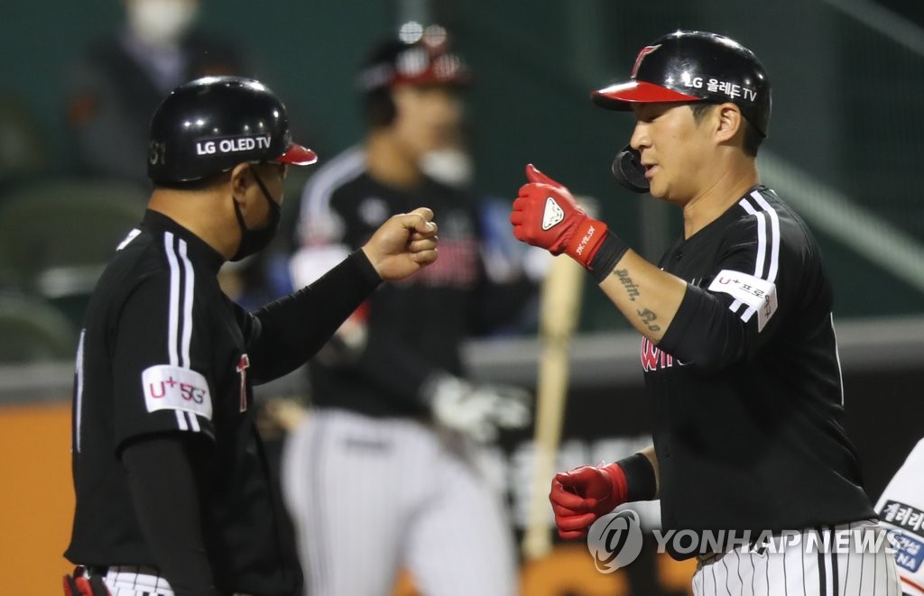 Oh Ji-hwan celebrates solo homer Oh Ji-hwan celebrates solo homer