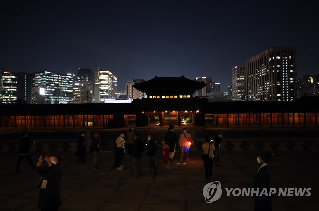 Nighttime palace tour resumes Nighttime palace tour resumes
