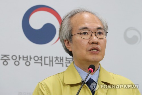 브리핑하는 권준욱 부본부장