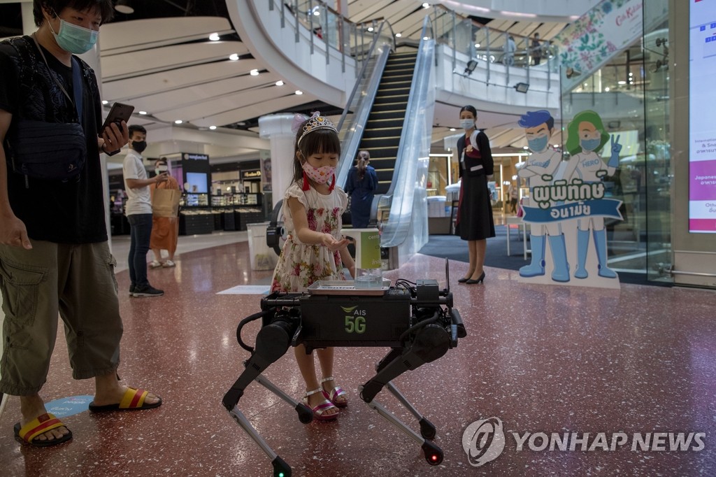 '체온 재고, 손 세정제 전달하고'…분주히 일하는 태국 쇼핑몰 로봇