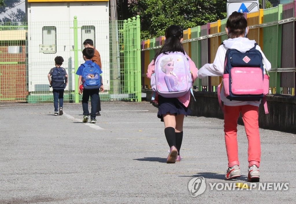 거리두기를 유지하며 체온 측정하러 이동하는 초등학생들 [연합뉴스 자료사진]