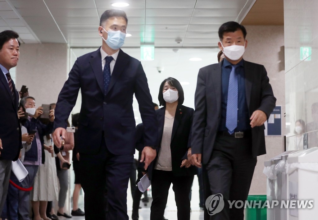 기자회견장 향하는 윤미향 당선인