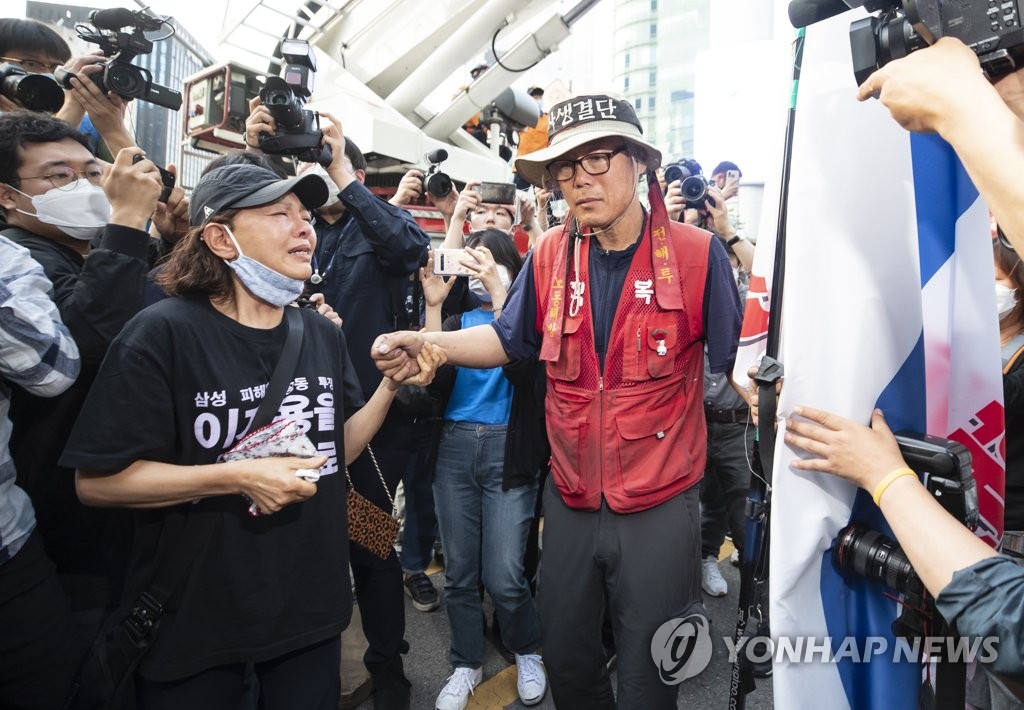 철탑에 내려와 이동하는 김용희 씨