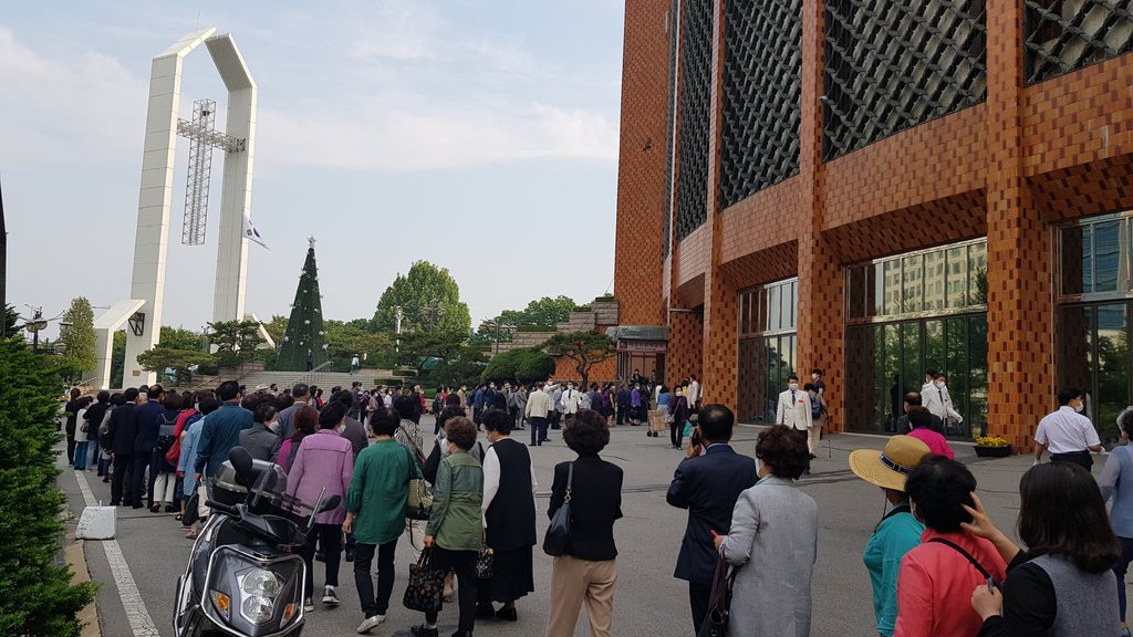 Congregants at Yoido Full Gospel Church Congregants at Yoido Full Gospel Church