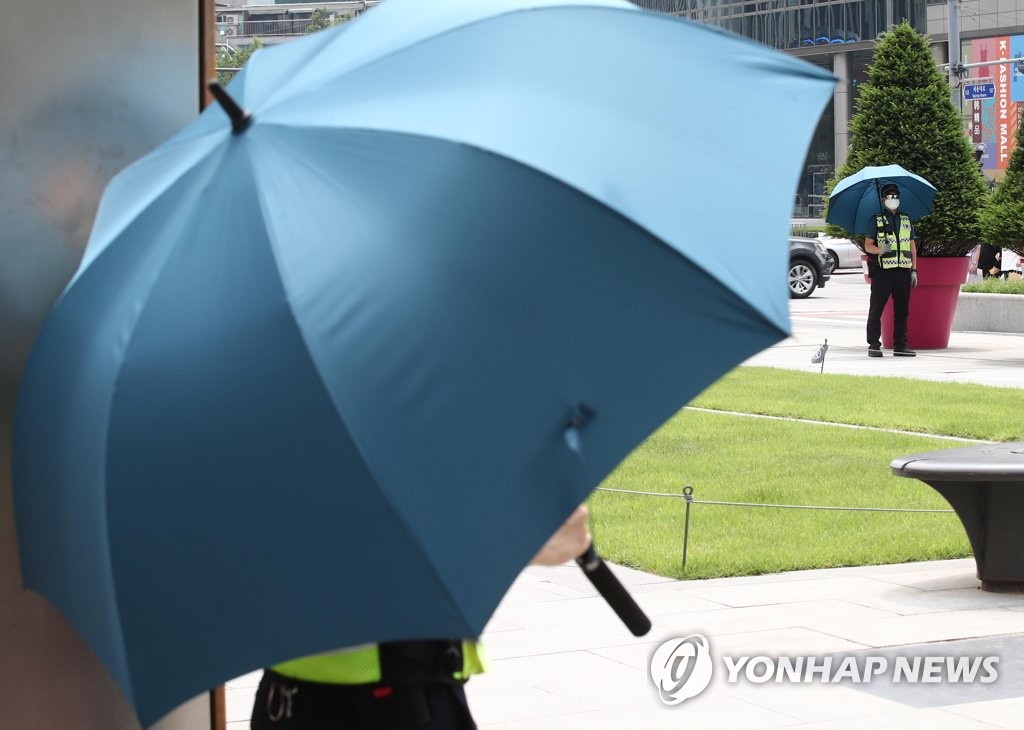 초여름 날씨에 우산 쓴 경찰들
