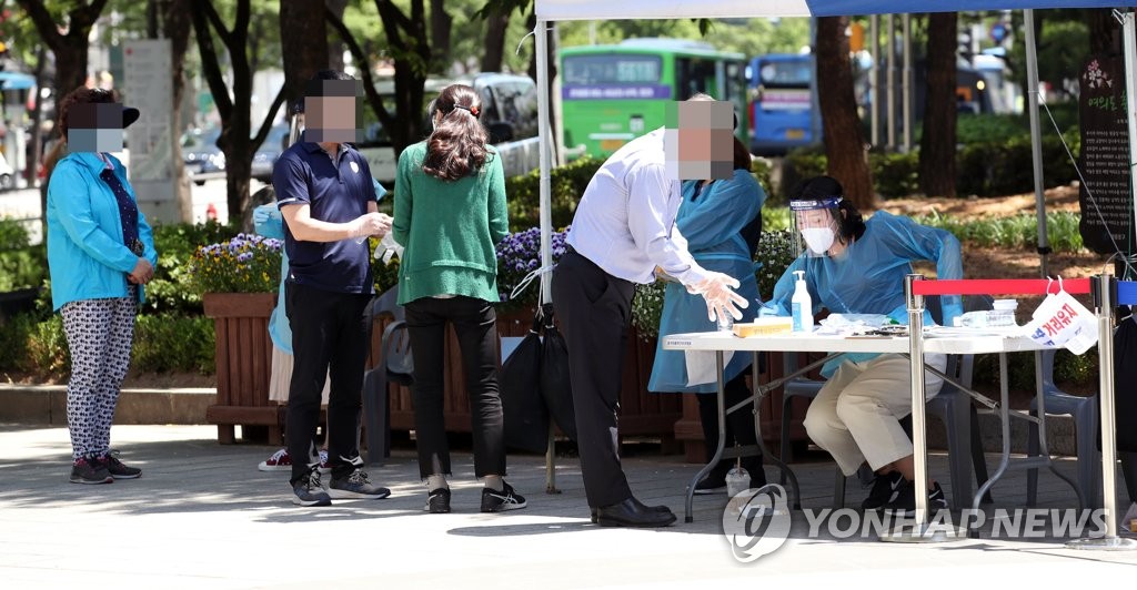 코로나19 검사 위해 줄 서는 시민들