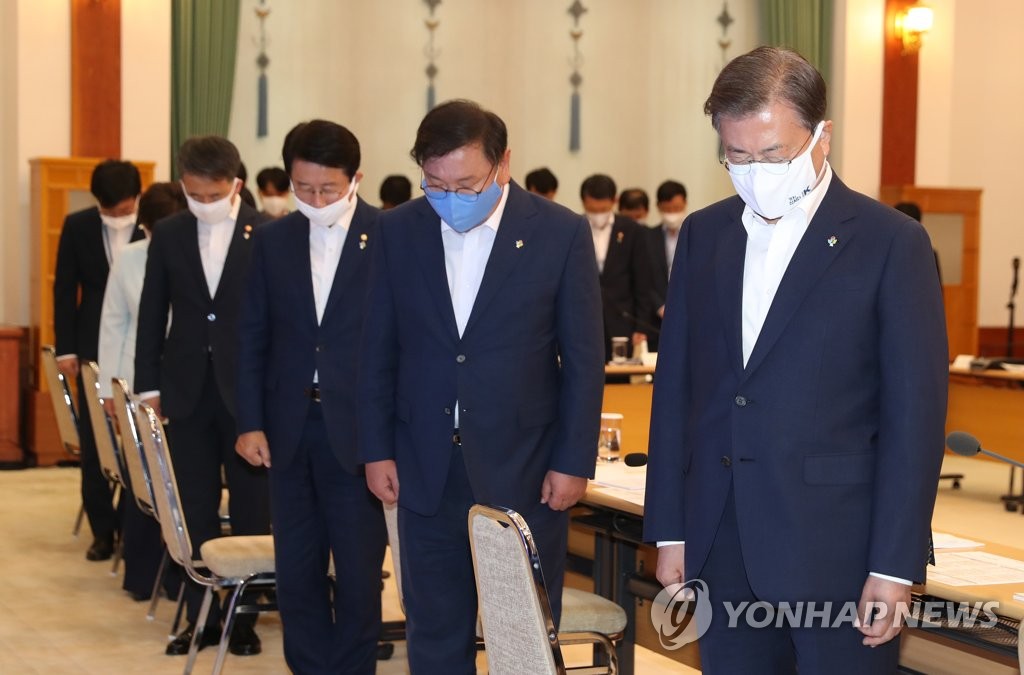 묵념하는 문 대통령