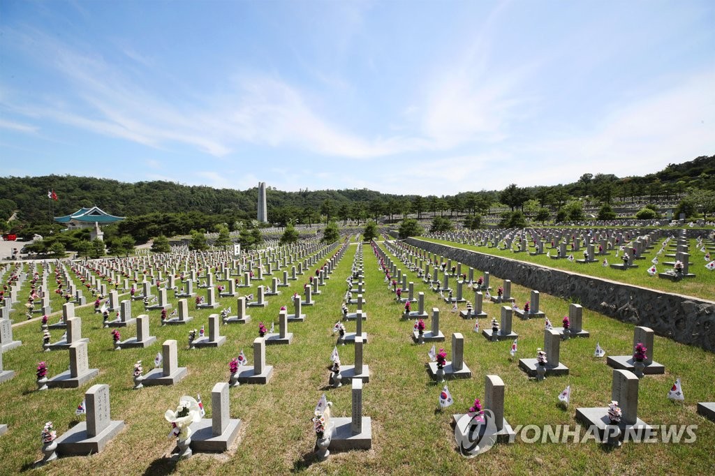 묘비마다 꽂혀있는 태극기