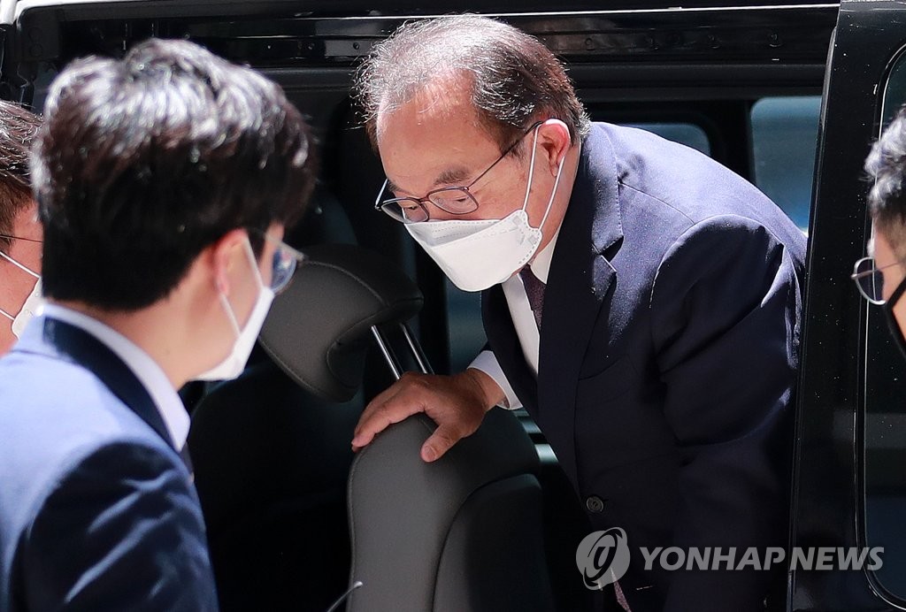 차에서 내리는 오거돈