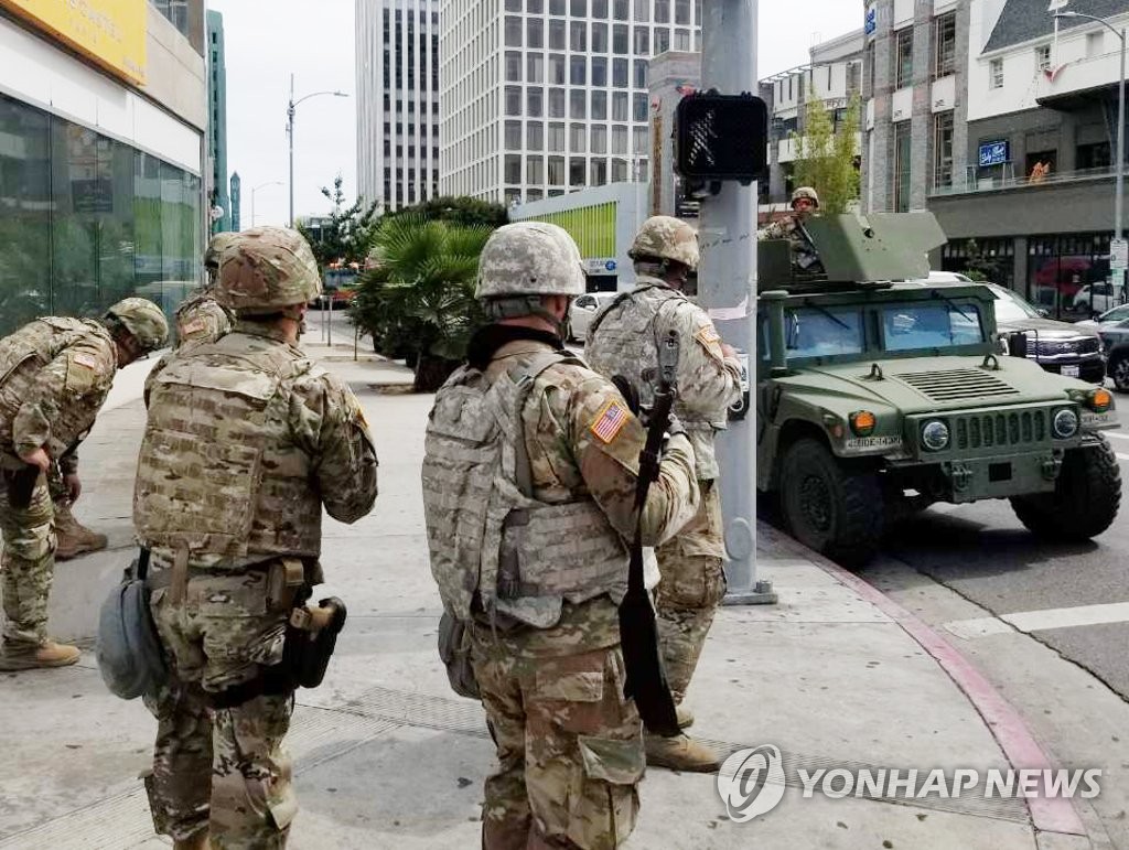 LA 한인타운에 배치된 주 방위군