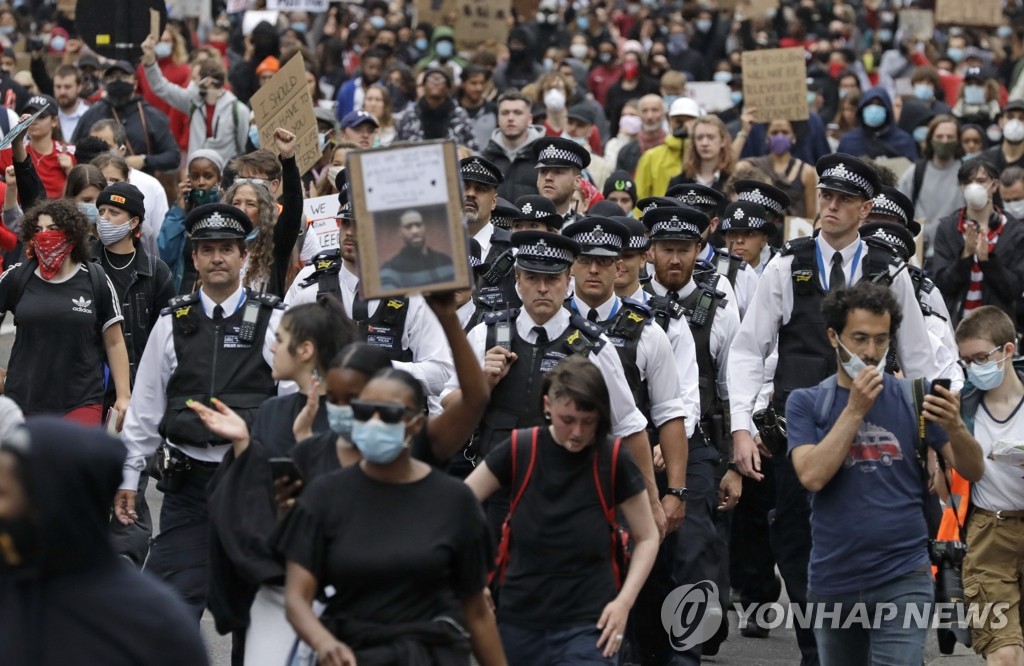 경찰과 함께 가두행진 하는 영국의 '흑인사망' 시위대