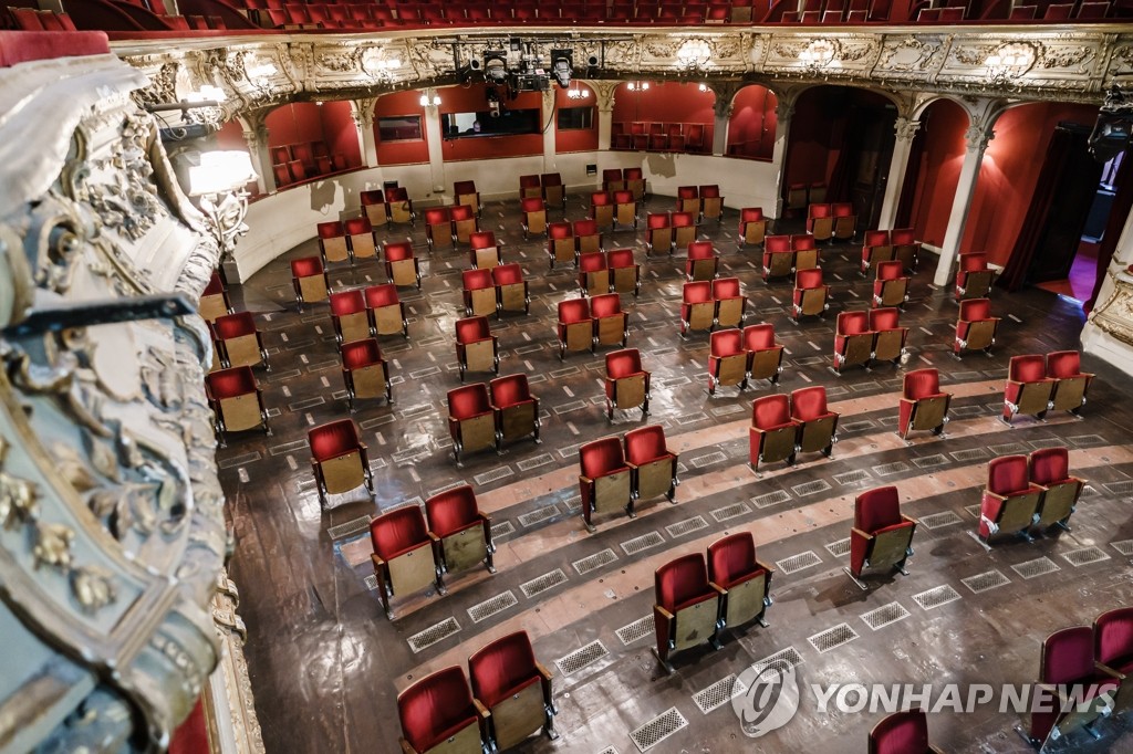 코로나19 대비 간격 둔 독일 극장 좌석