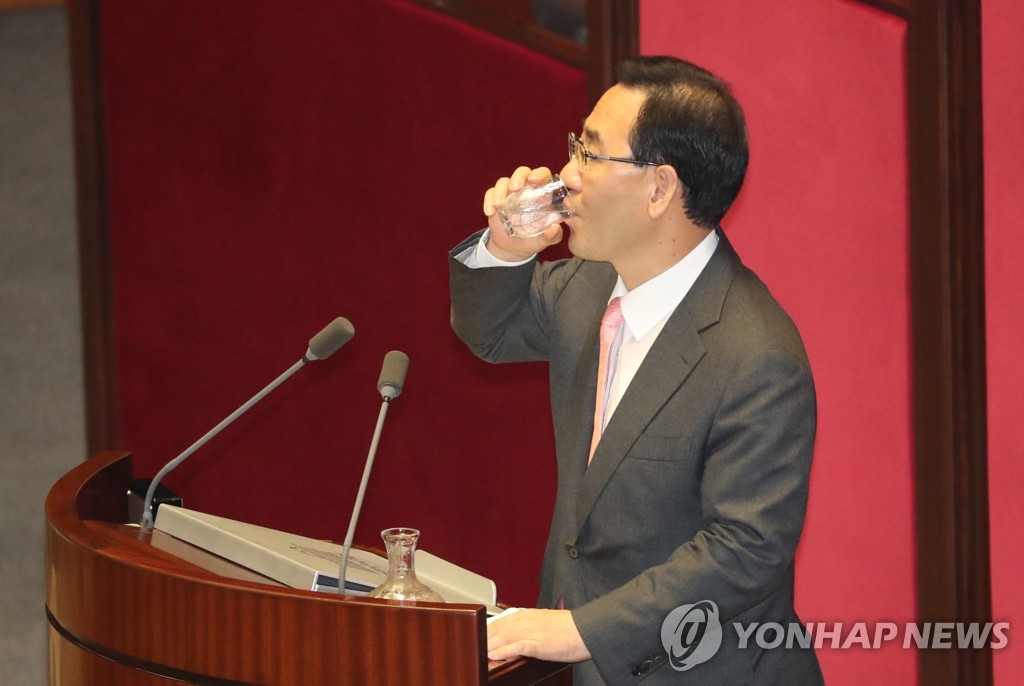 주호영 원내대표 '물 한 모금'
