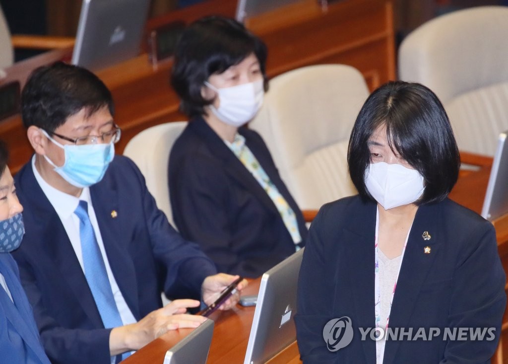 본회의 참석한 윤미향 양정숙 김홍걸