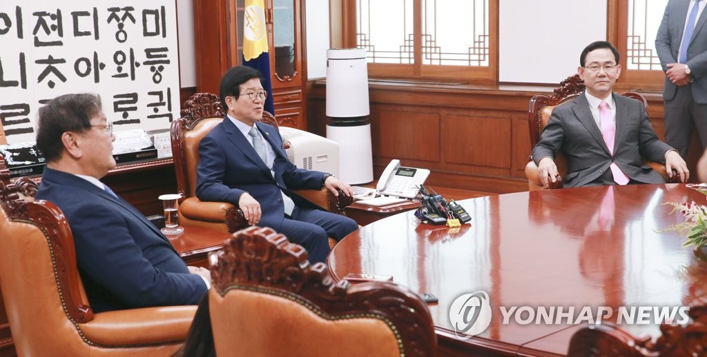 첫 회동하는 국회의장과 여야 원내대표
