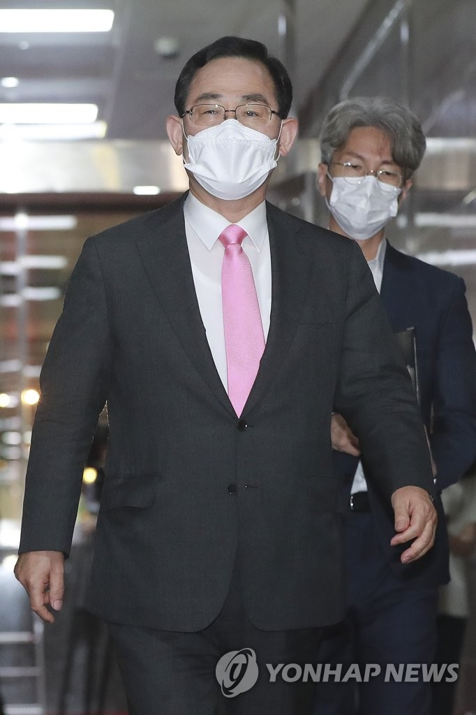 의장ㆍ여야 원내대표 회동 입장하는 주호영
