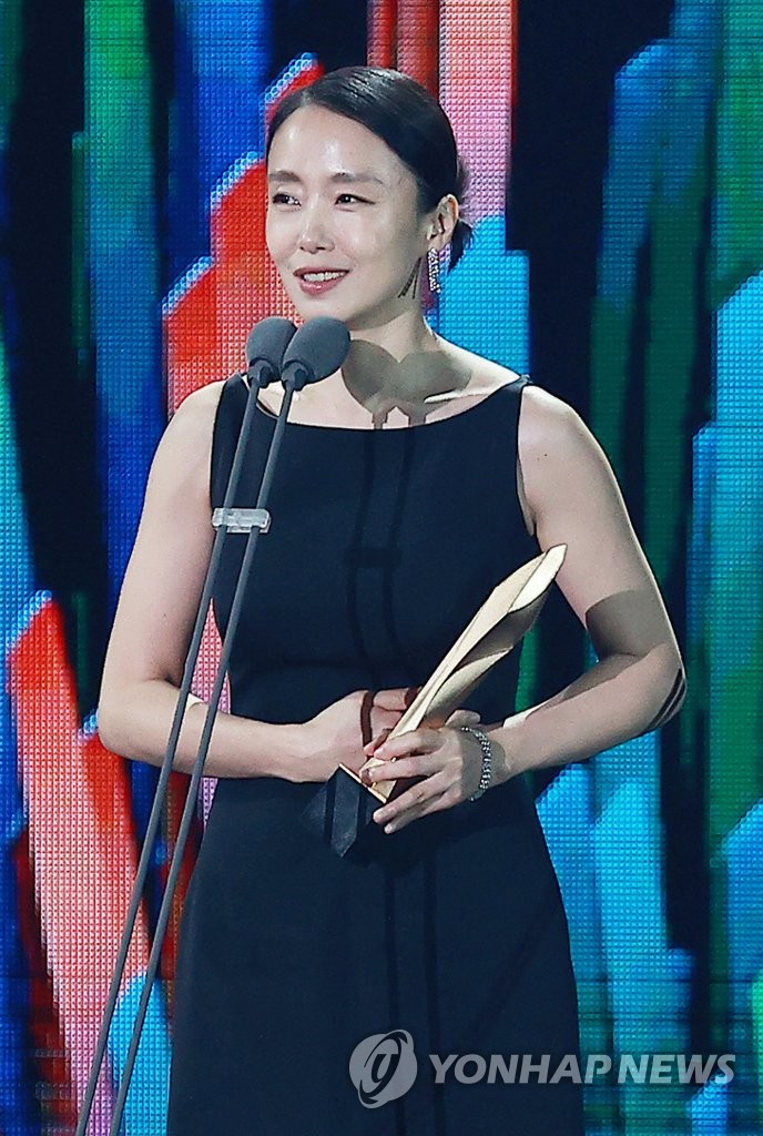 소감 밝히는 전도연