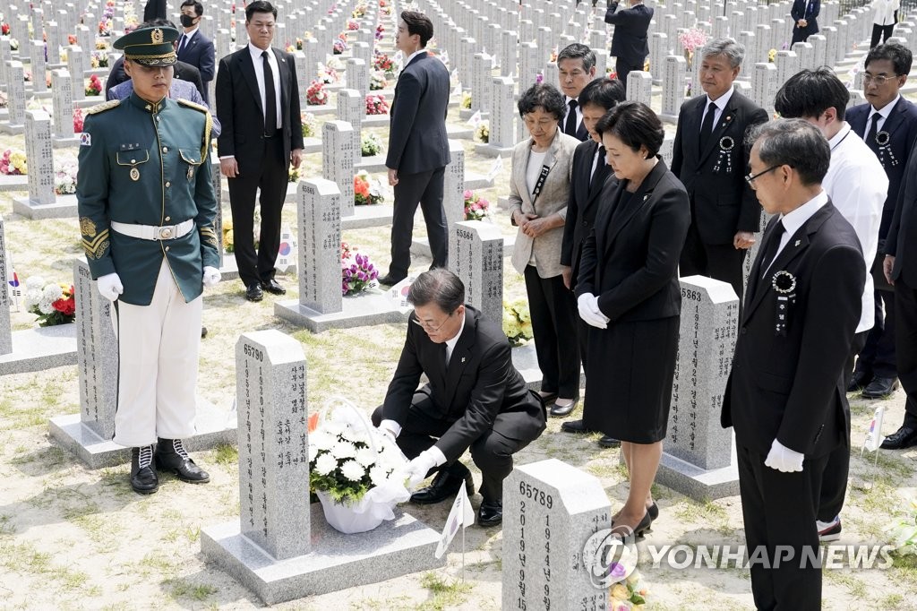 헌화하는 문 대통령