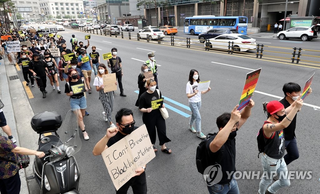 서울서 열린 미 흑인 사망 추모 및 항의 시위