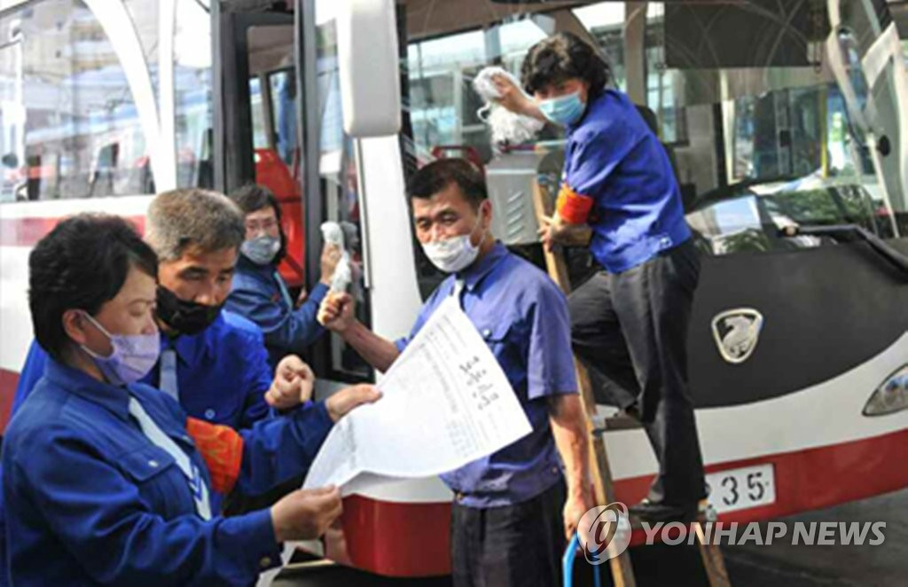 '대북전단 규탄' 노동신문 보며 대화하는 북한 노동자들