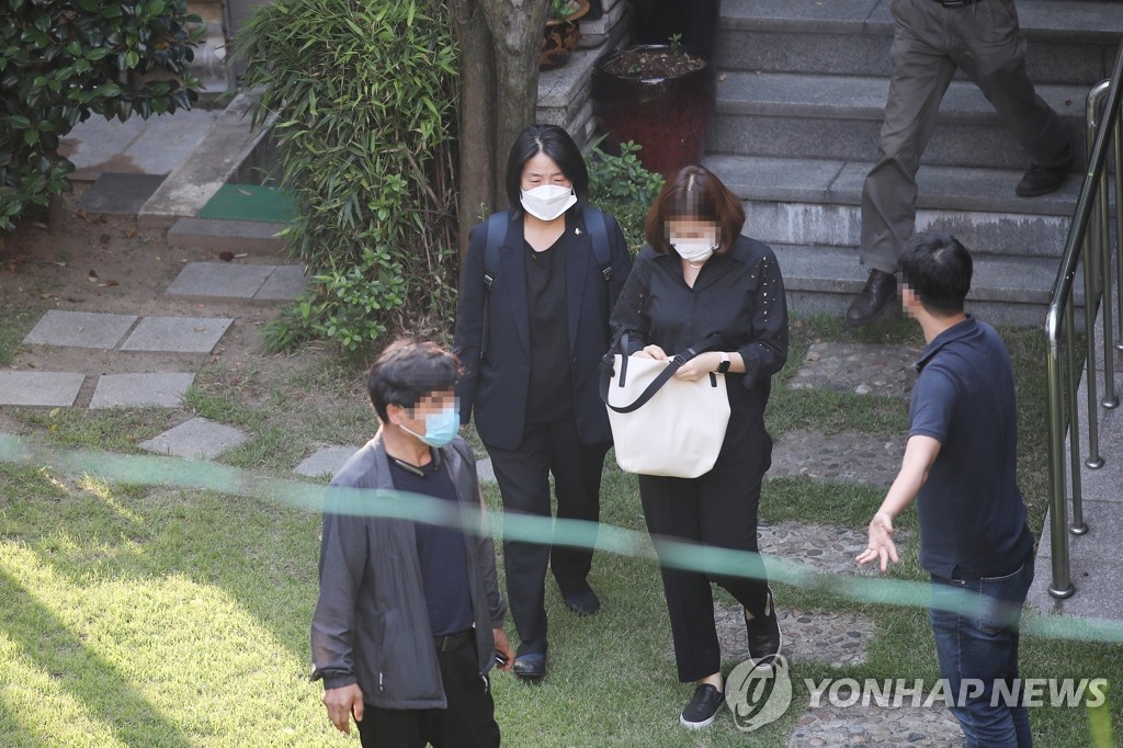 마포 쉼터 나서는 윤미향