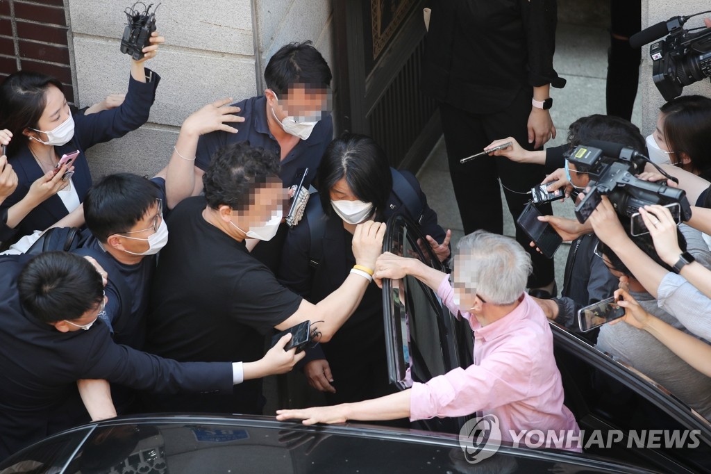 윤미향 의원을 향한 취재열기