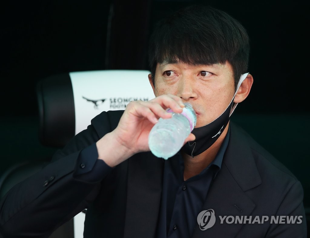 물 마시는 김남일 감독