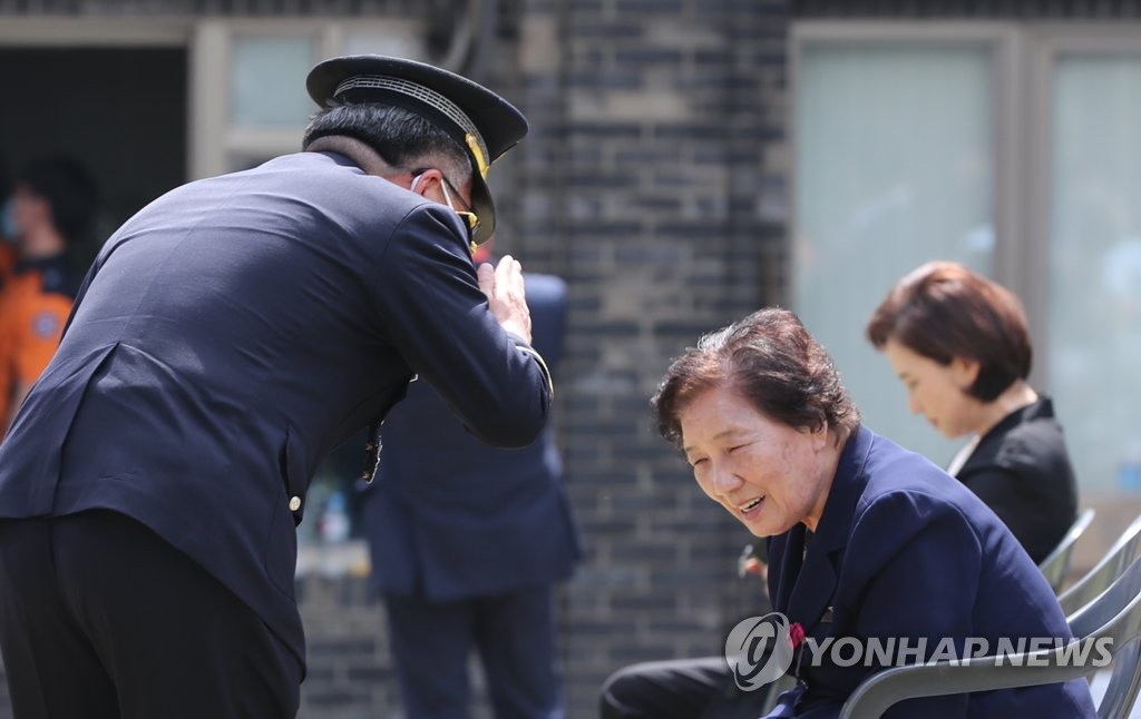 경찰청장으로부터 인사받는 고 이한열 열사 모친