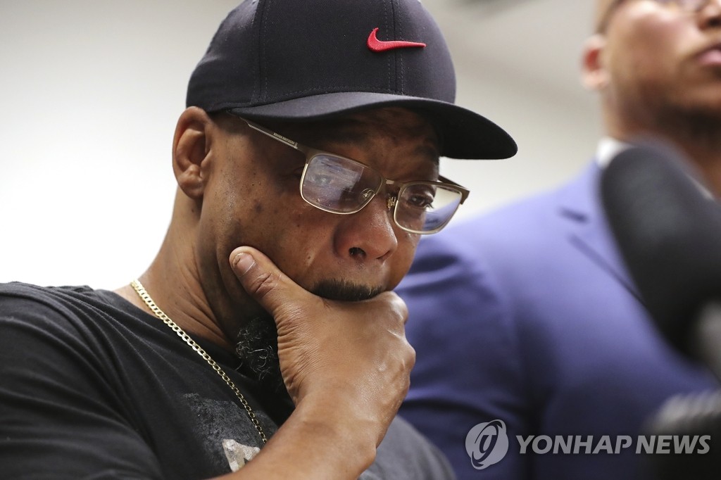 기자회견 도중 슬퍼하는 '총격사망' 브룩스의 사촌