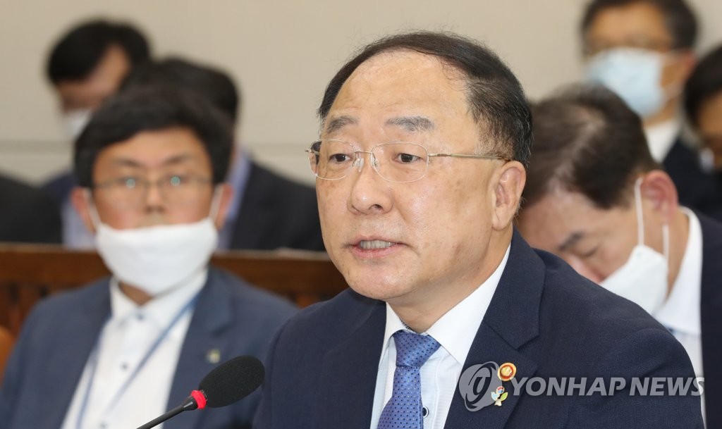 답변하는 홍남기