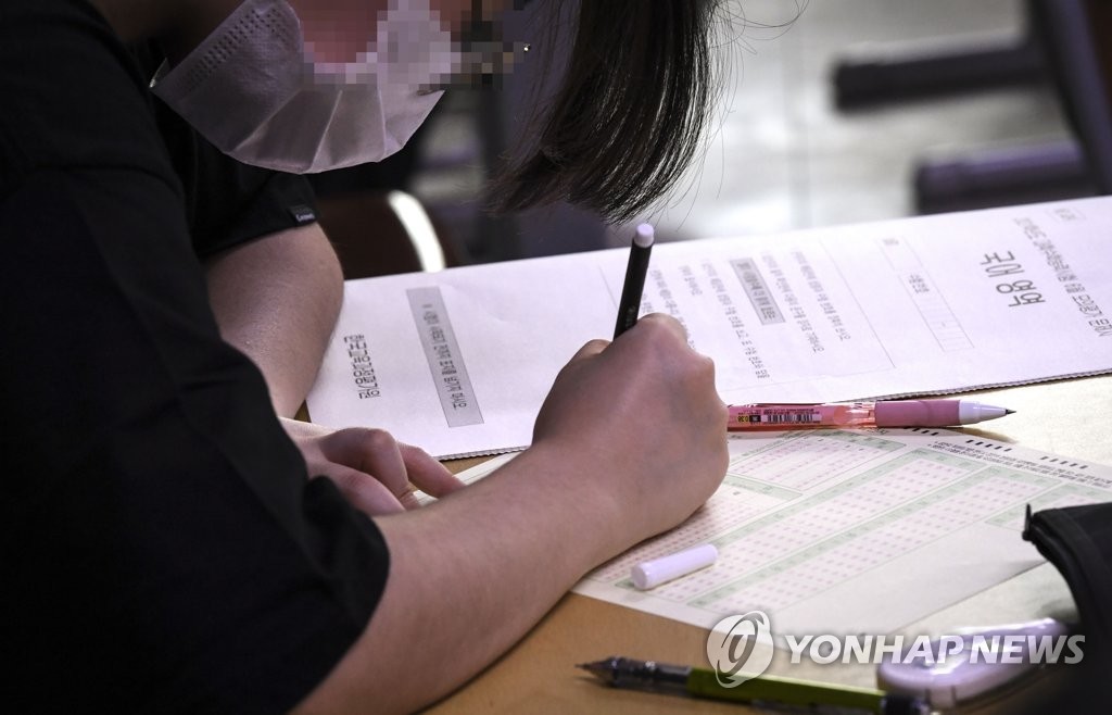 지난 6월 18일 서울의 한 고등학교에서 수능 모의평가 준비하는 수험생 [연합뉴스 자료사진]
