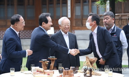 지난 18일 정세균 국무총리와 악수하는 김명환 위원장