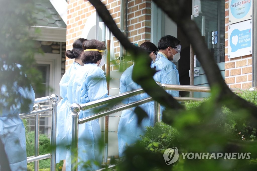 Quarantine workers enter elderly care facility Quarantine workers enter elderly care facility