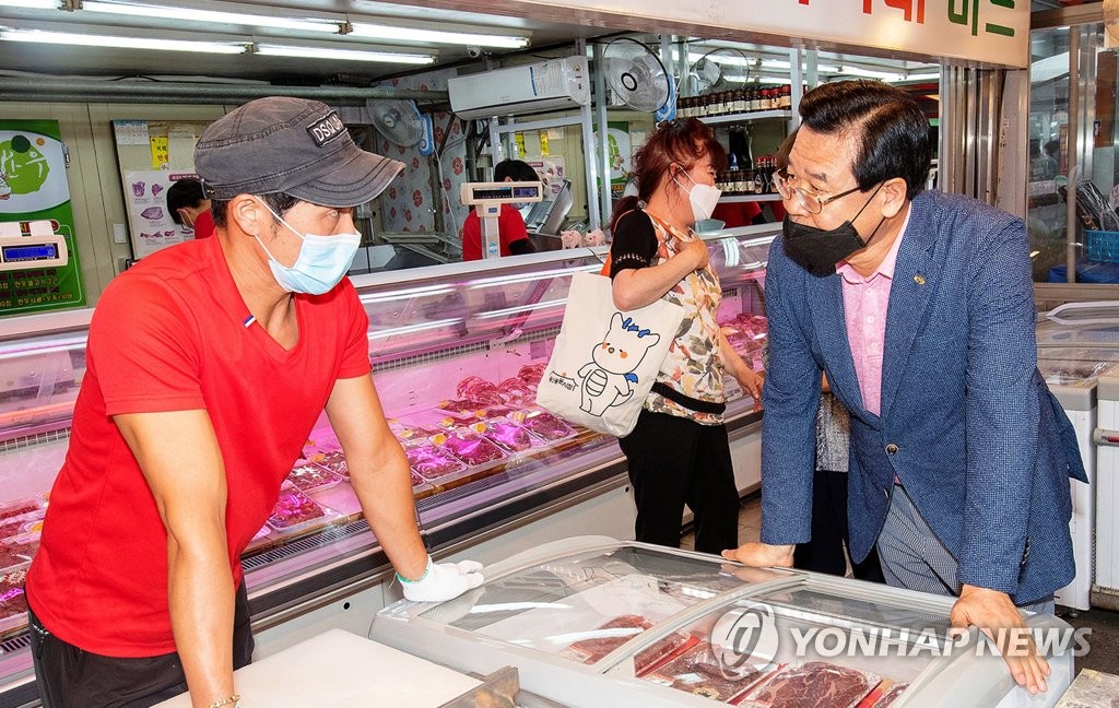 성장현 용산구청장, 취임 10주년 맞이 전통시장 방문