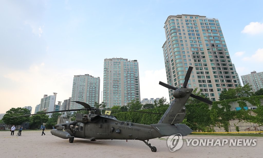 한강공원에 비상착륙한 미군 소속 헬리콥터