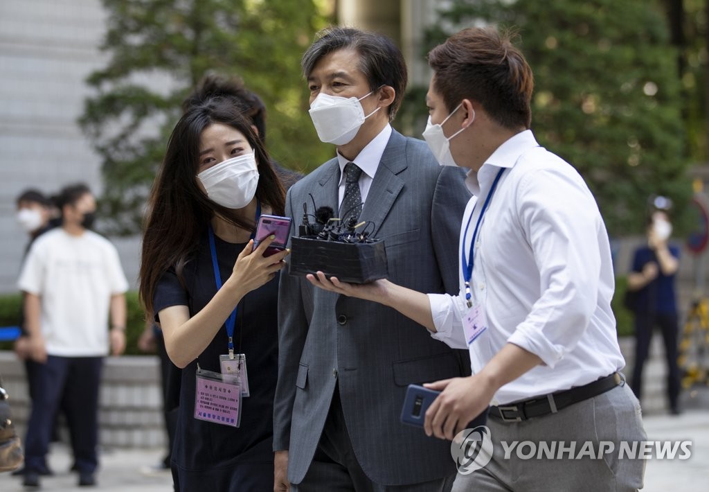 속행공판 출석하는 조국