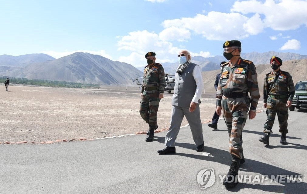 중국 접경 군부대 시찰하는 모디 인도 총리