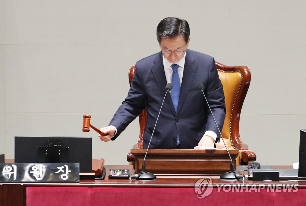 3차 추경안 상정하는 정성호 위원장