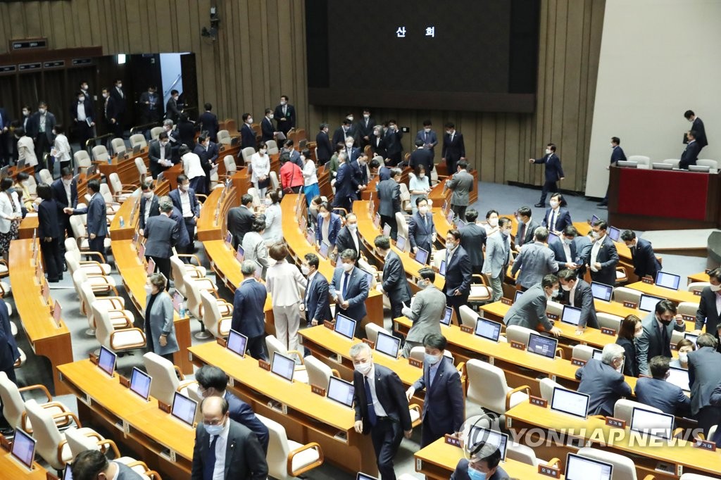 추경처리 뒤 퇴장하는 의원들